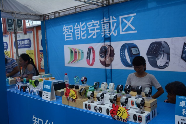 决战反击 华强北"赛格工厂店"打响产品展号角!